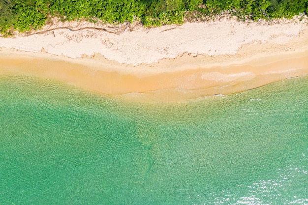 Foto aerea vista dall'alto da drone volante un paesaggio marino incredibilmente bello con acqua turchese con spazio per la copia per il tuo messaggio di testo pubblicitario o contenuto promozionale Sfondo del sito Web perfetto