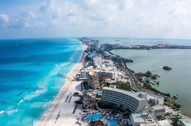 Foto aeree di hotel e resort di lusso che circondano spiagge e acque cristalline del mare turchese