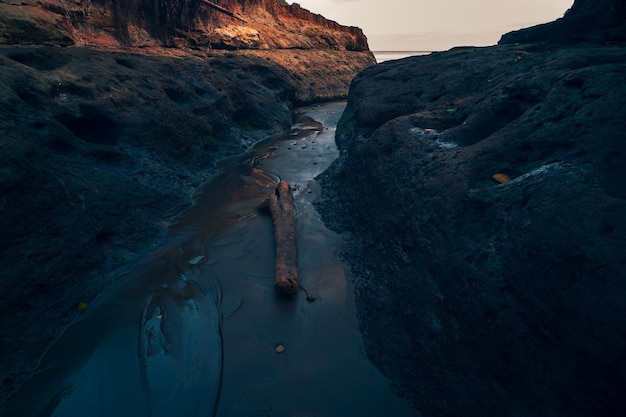 Foto artistica a lunga esposizione della spiaggia di legno tra i coralli