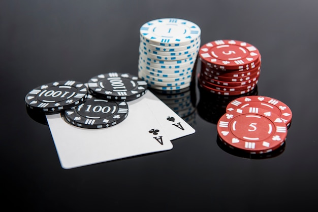 Foto astratta del casinò. Gioco di poker su sfondo rosso. Tema del gioco d'azzardo.