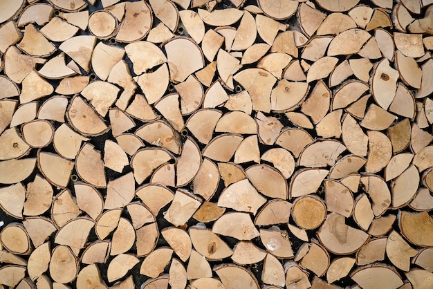 Foto astratta di un mucchio di fondo di tronchi di legno naturale