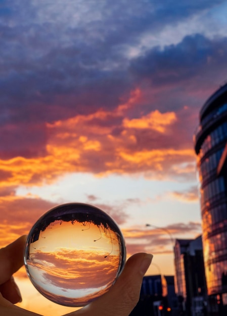 Foto attraverso una palla di vetro su un Stones Incantevole tramonto ed edifici moderni a Klaipeda in Lituania