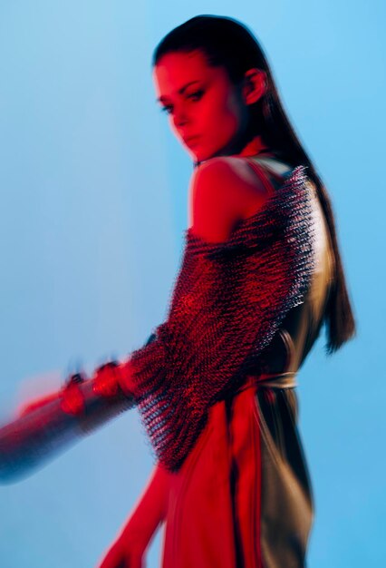 Foto bella donna luce rossa argento armatura catena posta moda isolato sfondo