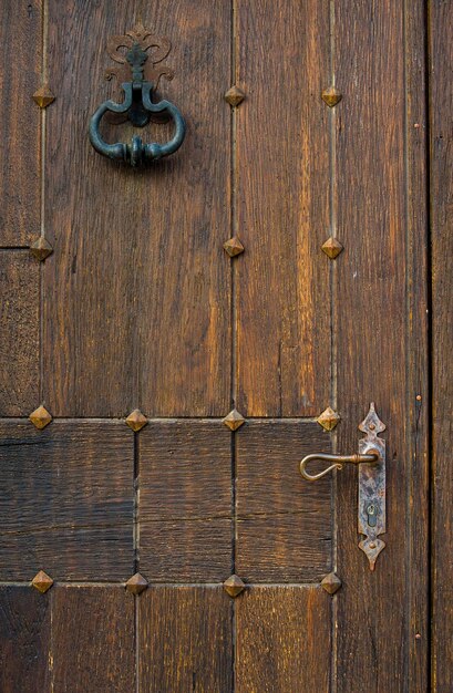 Foto bella porta di legno antica da vicino