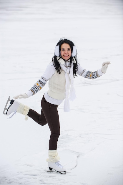 Foto bella ragazza che pattina in inverno a cavallo