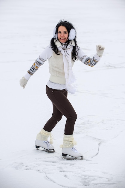 Foto bella ragazza che pattina in inverno a cavallo