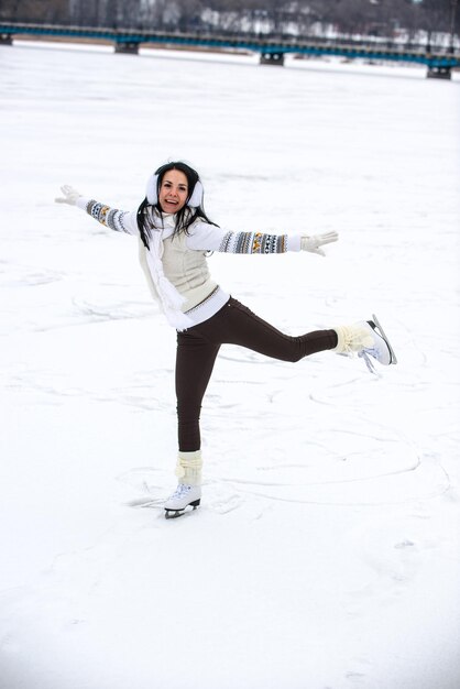 Foto bella ragazza che pattina in inverno a cavallo