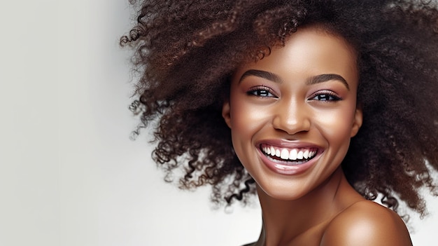 Foto Bellezza afro con un sorriso sul viso