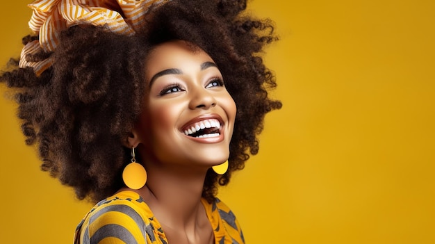 Foto Bellezza afro sorridente bella donna afro per i concetti di bellezza