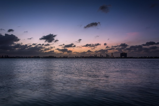 Foto bellissima serata al tramonto sulla città