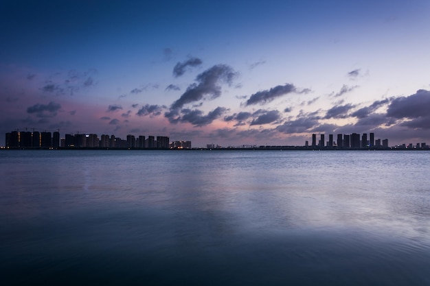 Foto bellissima serata al tramonto sulla città