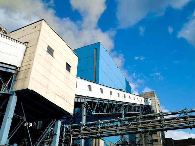 Foto centrale termica ciminiere fumanti contro il cielo e le nuvole