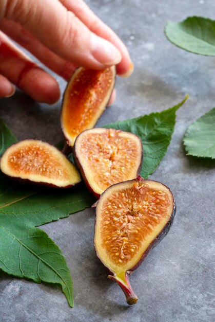 Foto cibo fichi freschi a mano prendendo frutta fresca deliziosa messa a fuoco selettiva