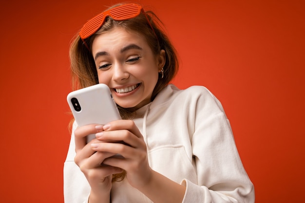 Foto colpo di attraente felicissima felice positiva bella giovane donna che indossa casual elegante