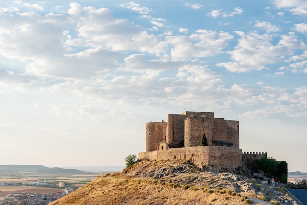 Foto con copia spazio della vista panoramica del castello romanico di Consuegra a Toledo, Spagna