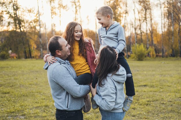 Foto con una famiglia caucasica che si rilassa nel parco insieme al tempo della famiglia