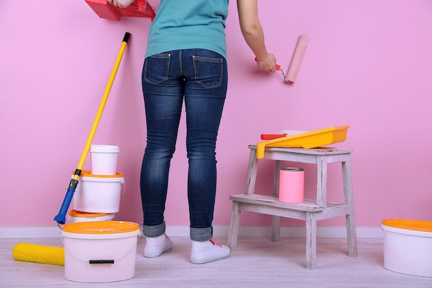 Foto concettuale di lavori di riparazione in camera