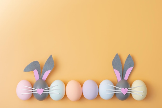 Foto creativa carina con uova di Pasqua, alcune uova come il coniglietto di Pasqua