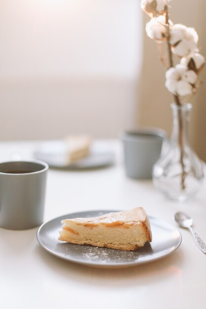 Foto da tavolo della colazione con caffè e torta