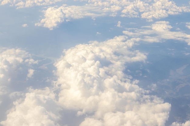 foto dall'aeroplano bianco lanuginoso belle nuvole cielo finestra view.aircraft sopra le nuvole