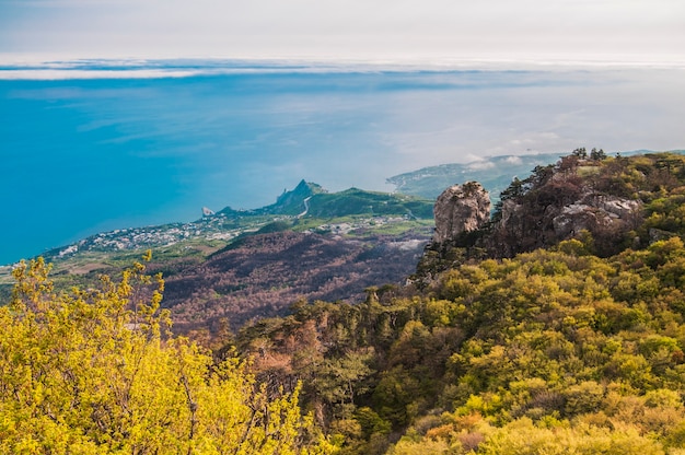 Foto dalla cima della montagna AiPetri e bellissimo orizzonte