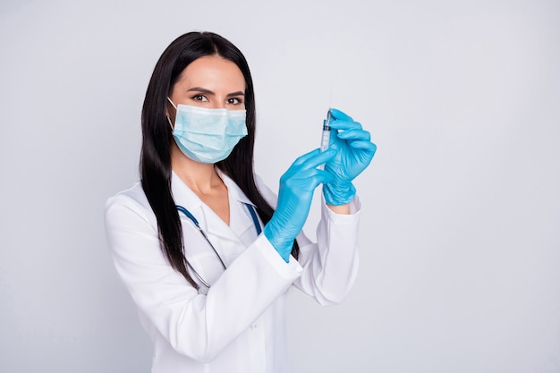 Foto dei guanti della maschera di usura della siringa pronti per la signora professionale fiduciosa doc