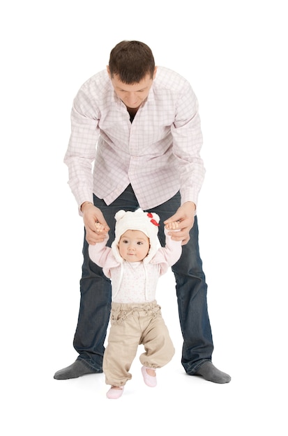 foto del bambino che fa i primi passi con l'aiuto del padre