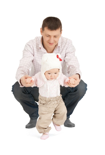 foto del bambino che fa i primi passi con l'aiuto del padre