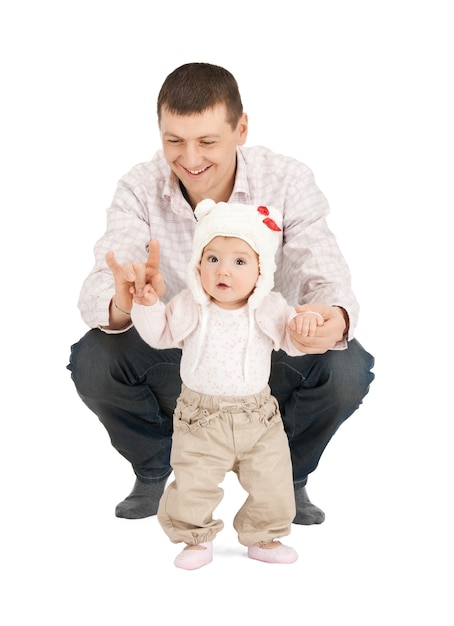 foto del bambino che fa i primi passi con l'aiuto del padre