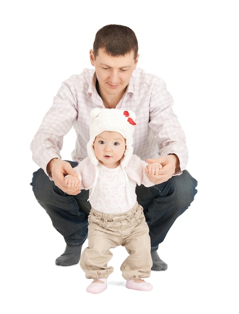 foto del bambino che fa i primi passi con l'aiuto del padre