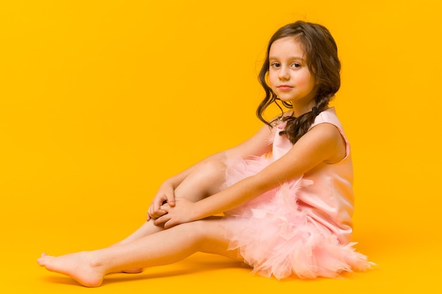 Foto del bambino sorridente della bambina isolata