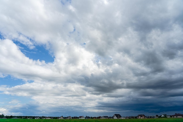 Foto del cielo azzurro con nuvole bianche sopra la campagna