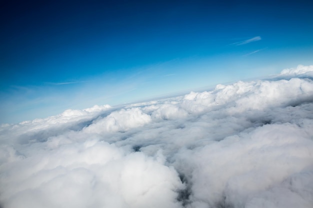 Foto del cielo azzurro con nuvole vista a volo d'uccello