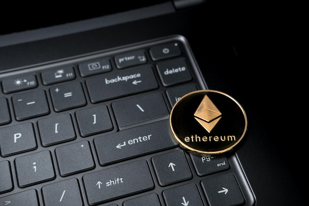 Foto del concetto di monete di criptovaluta ed ethereum