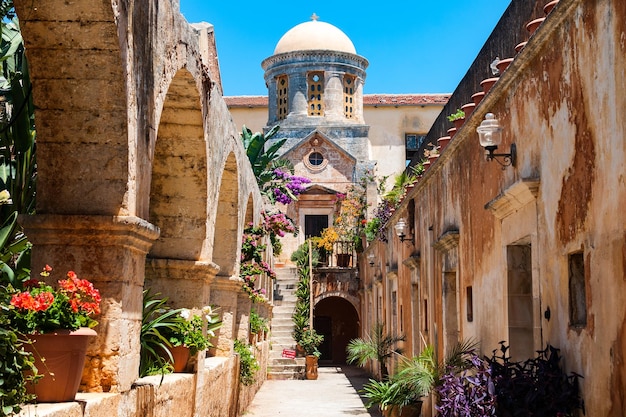 Foto del cortile del monastero della Santissima Trinità