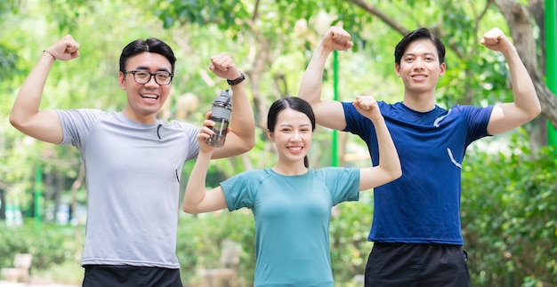 Foto del gruppo di persone asiatiche che fanno esercizio
