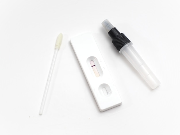 Foto del kit di test dell'antigene ATK per esaminare covid19 su sfondo bianco