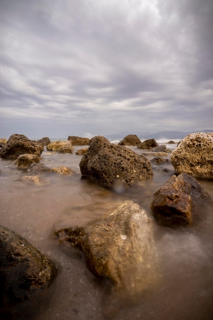 Foto del mare tra le rocce su una bella spiaggia