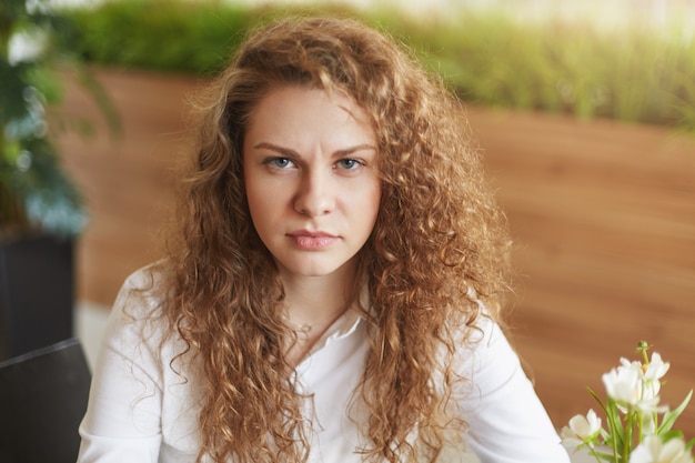 Foto del modello femminile riccio insoddisfatto