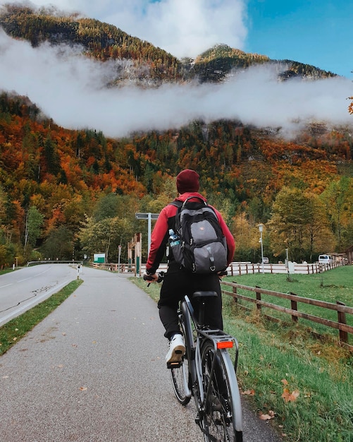 Foto del motociclista in montagna nella stagione autunnale, Austria