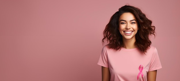 Foto del nastro rosa sul petto della donna per sostenere la causa del cancro al seno isolato su sfondo rosa