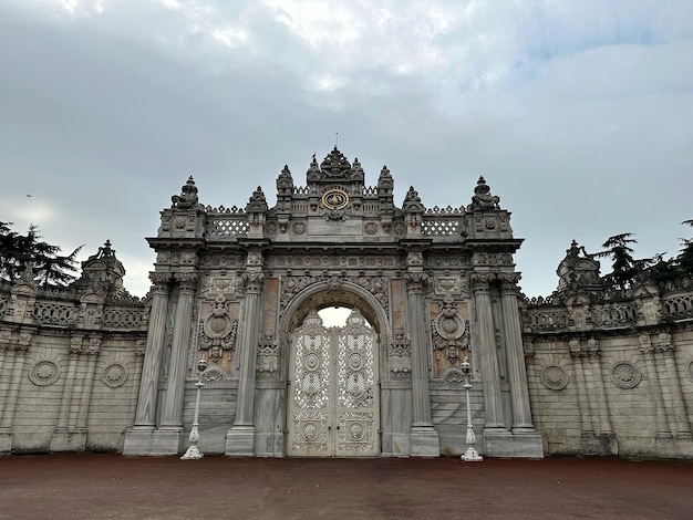 foto del portone del palazzo di Dolmabahce a Costantinopoli