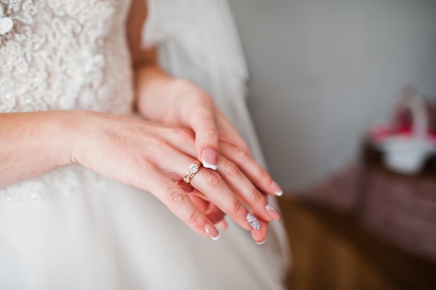 Foto del primo piano del dito della sposa con l'anello su.