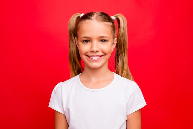 Foto del primo piano della bella piccola signora di umore positivo vacanze di capodanno che iniziano a trentadue denti raggiante sorridente indossare casual t-shirt bianca isolato rosso vivido colore di sfondo