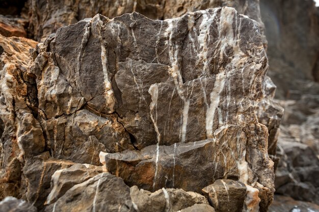 Foto del primo piano della grande roccia di granito