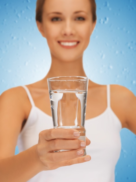 foto del primo piano delle mani della donna che tengono il bicchiere d'acqua.