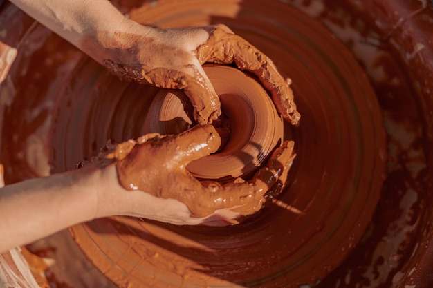 Foto del processo di creazione manuale della ceramica