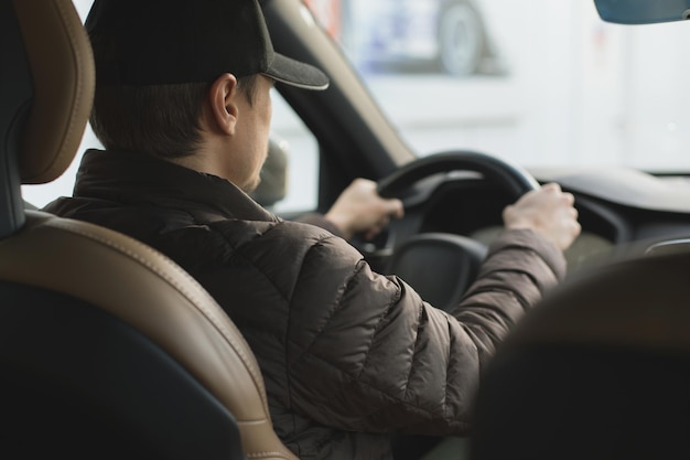 Foto del ritratto dell'auto del tassista privato di lusso