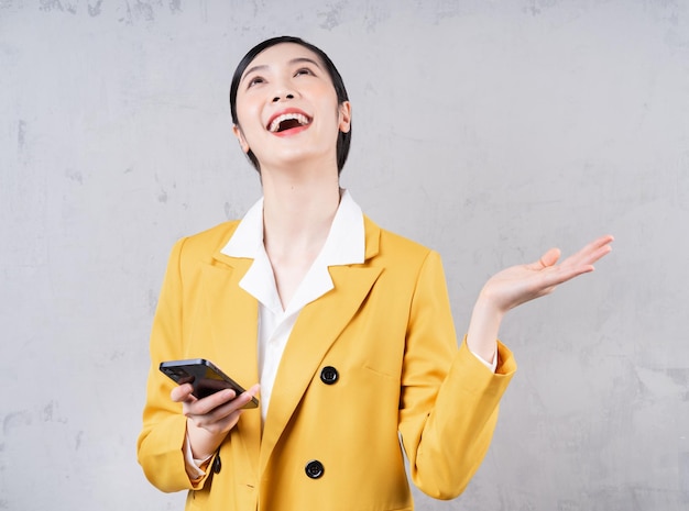 Foto del telefono della holding della giovane donna di affari asiatica