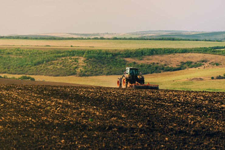 Foto del trattore che coltiva una terra, preparazione per il nuovo anno.